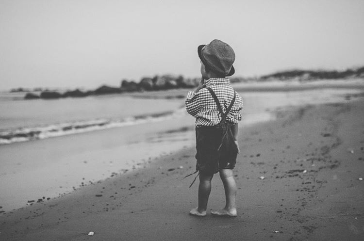 Junge am Strand